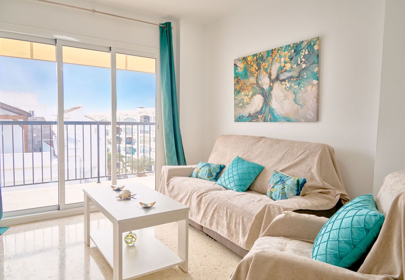 Vardagsrum med soffor och TV i semesterbostaden Tucuman 3, Nerja centrum.