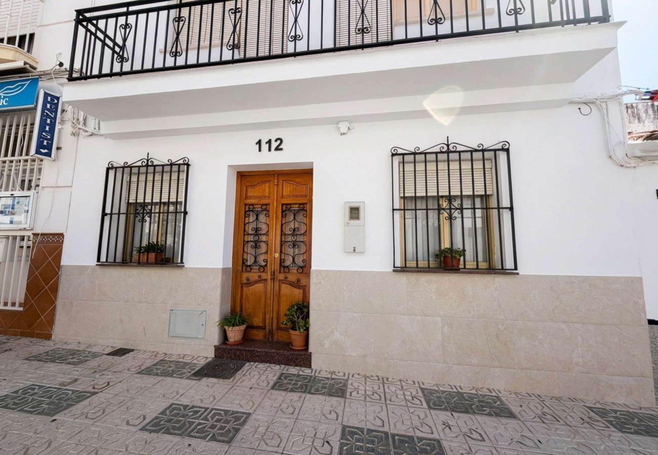 Radhus i Nerja - Casa Chica: Semesterhus med privat takterrass på Calle Cristo, Nerja