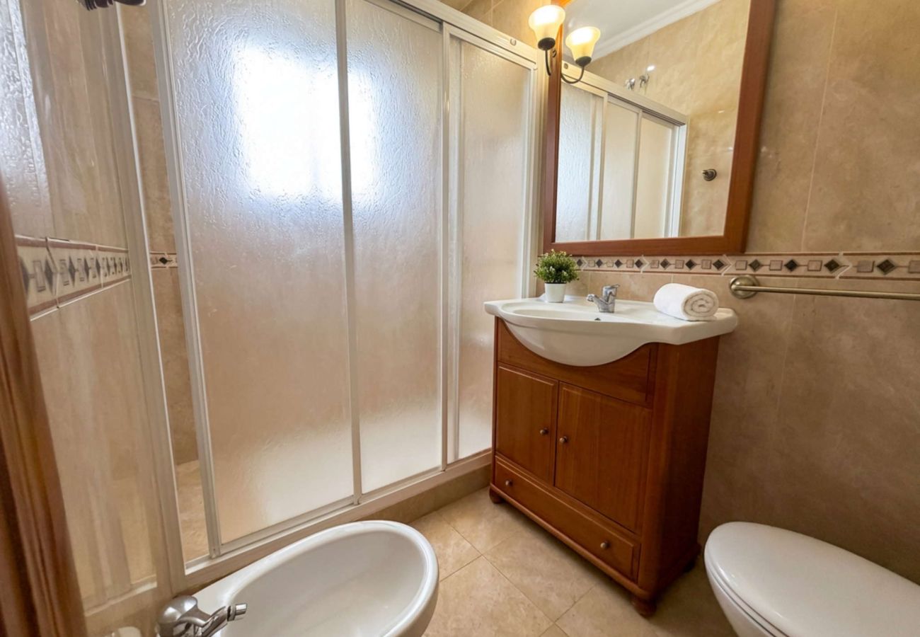 Radhus i Nerja - Casa Chica: Semesterhus med privat takterrass på Calle Cristo, Nerja