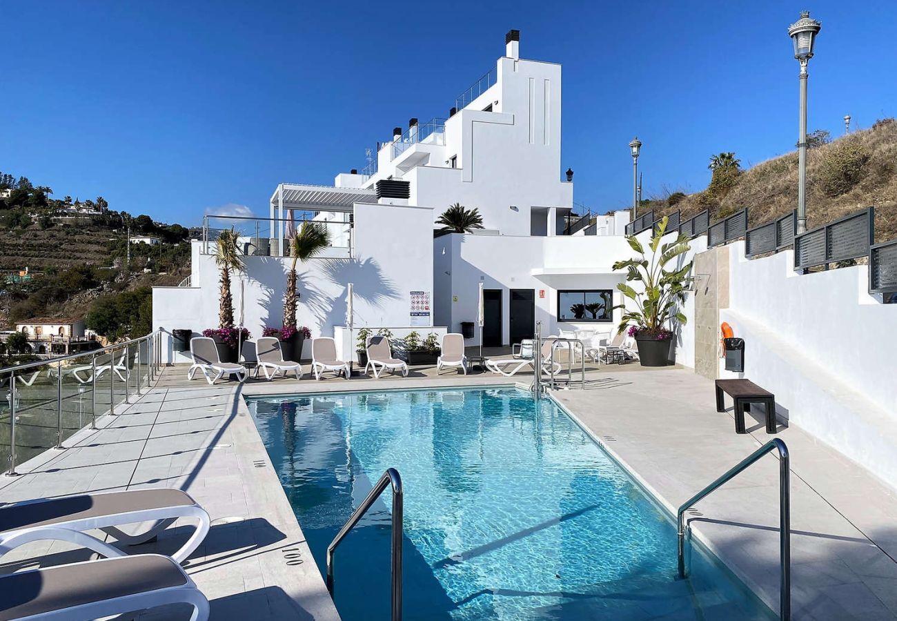 Lägenhet i Nerja - Penthouse Balcón del Mar D4: 3 terrasser & uppvärmd pool