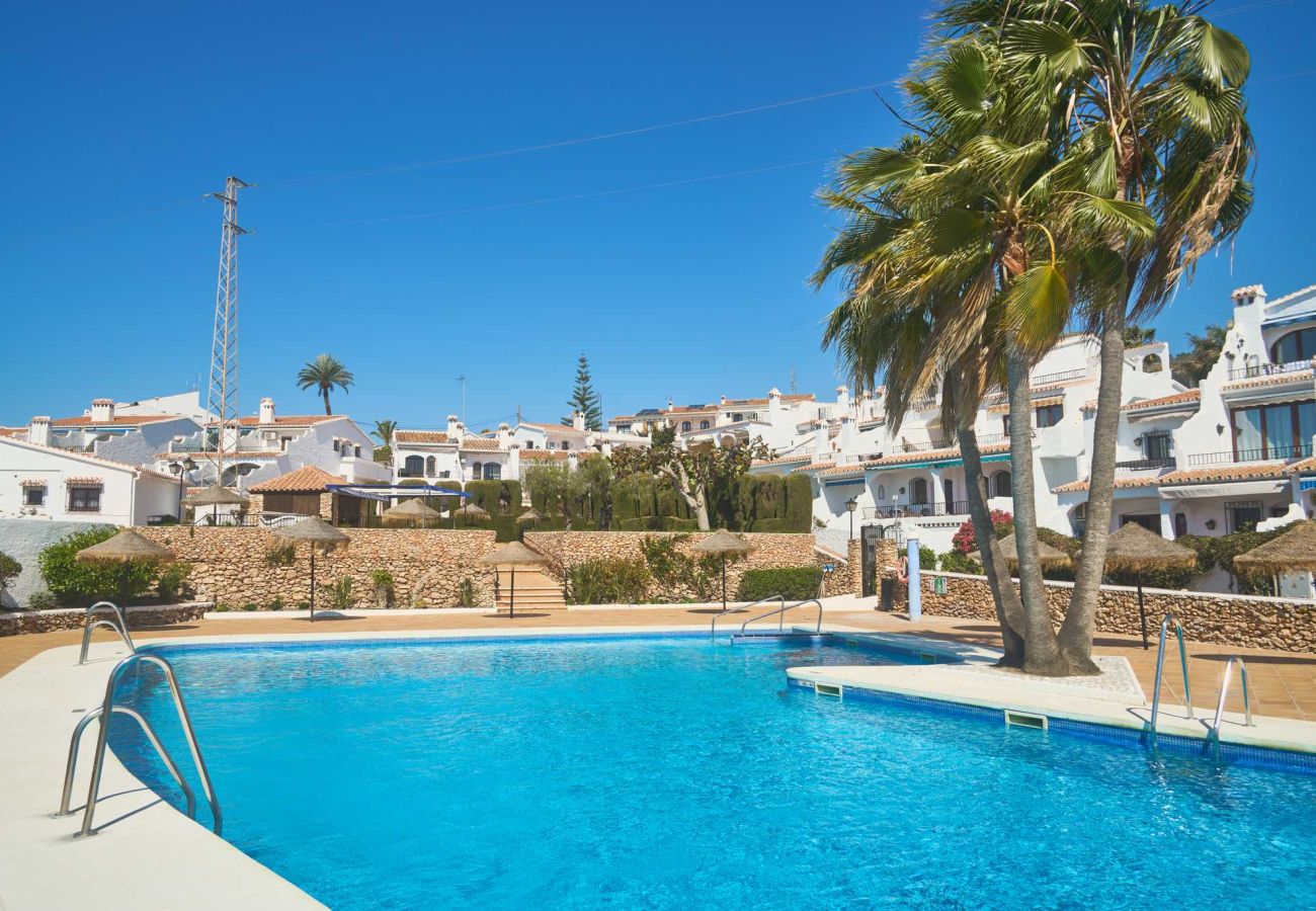 Casa Sofia Gemensam pool omgiven av trädgårdar i Capistrano Village, Nerja.