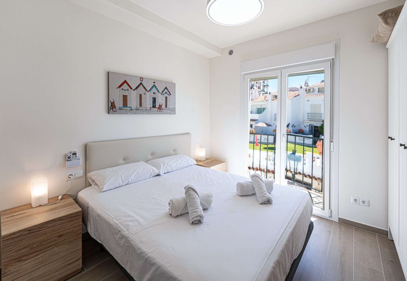 Mysigt master bedroom med dubbelsäng i lägenheten i Nerja.