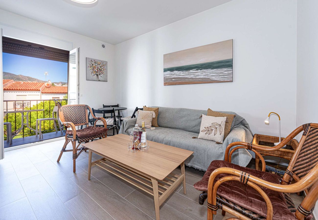 Ljust vardagsrum med utgång till balkongen i en lägenhet i Nerja, 350 meter från Burriana-stranden.