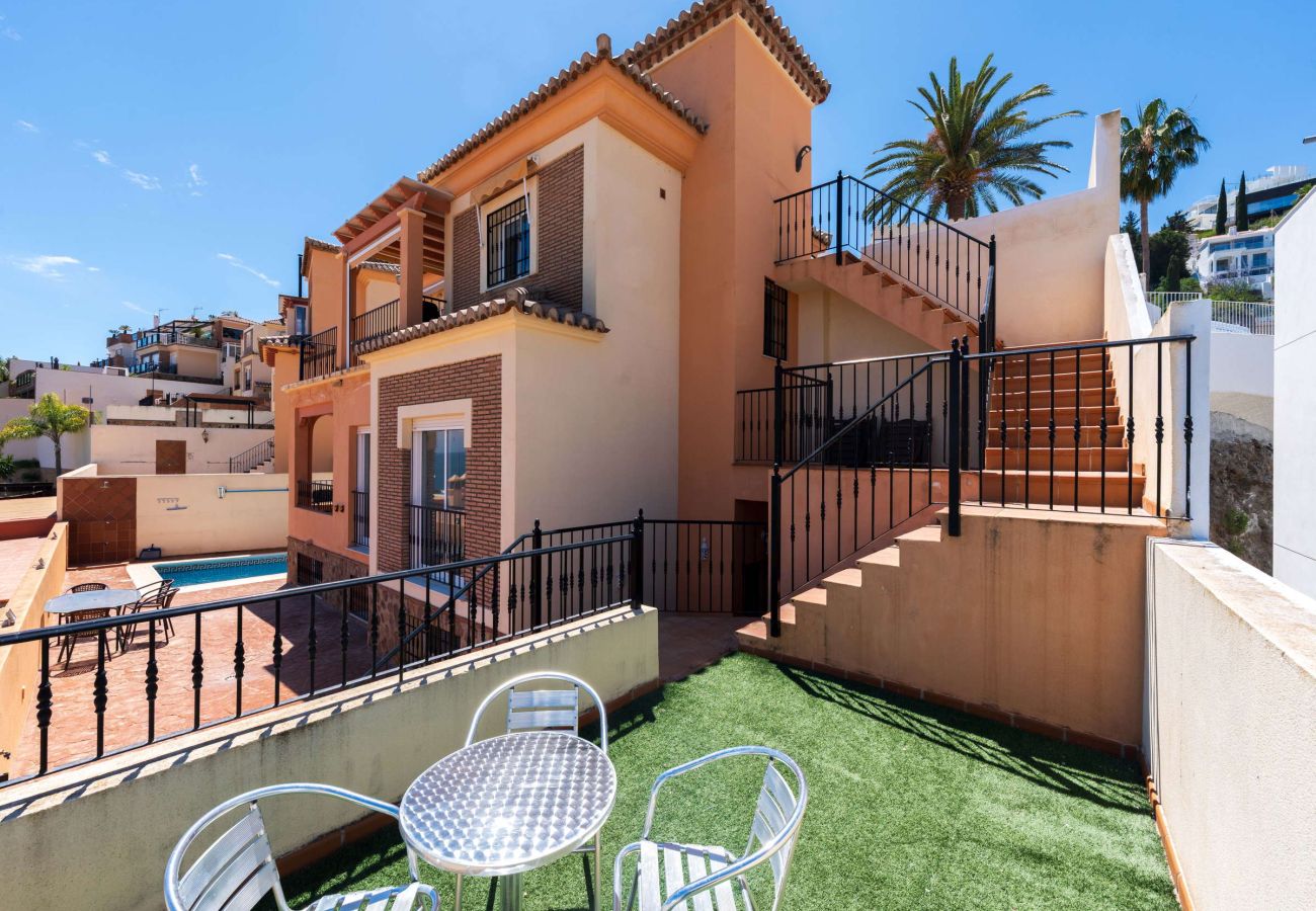 Fullständig exteriörvy av Villa Punta Lara 15 med terrasser och privat pool, Nerja