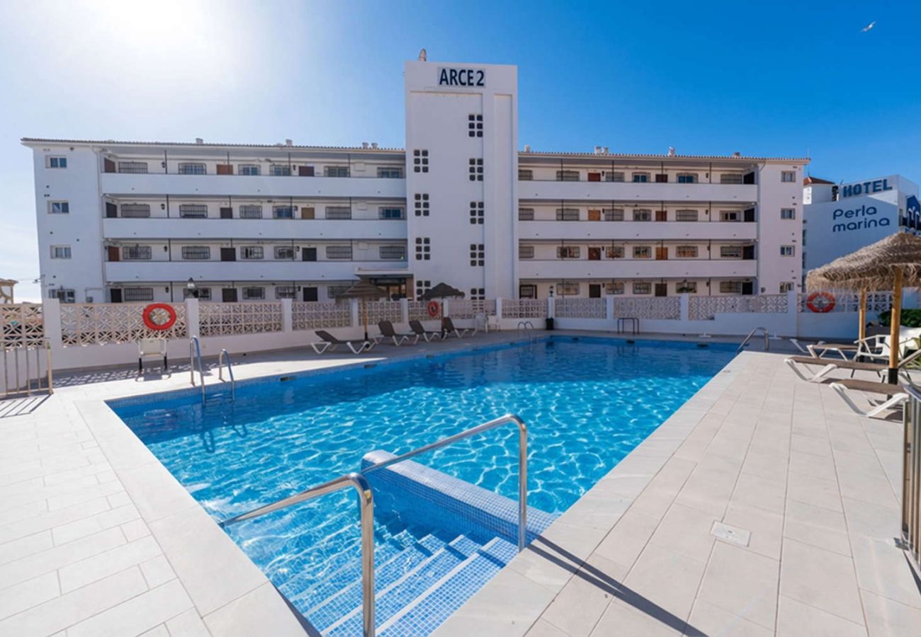 Gemensam pool med solstolar vid Arce II-byggnaden i Nerja.