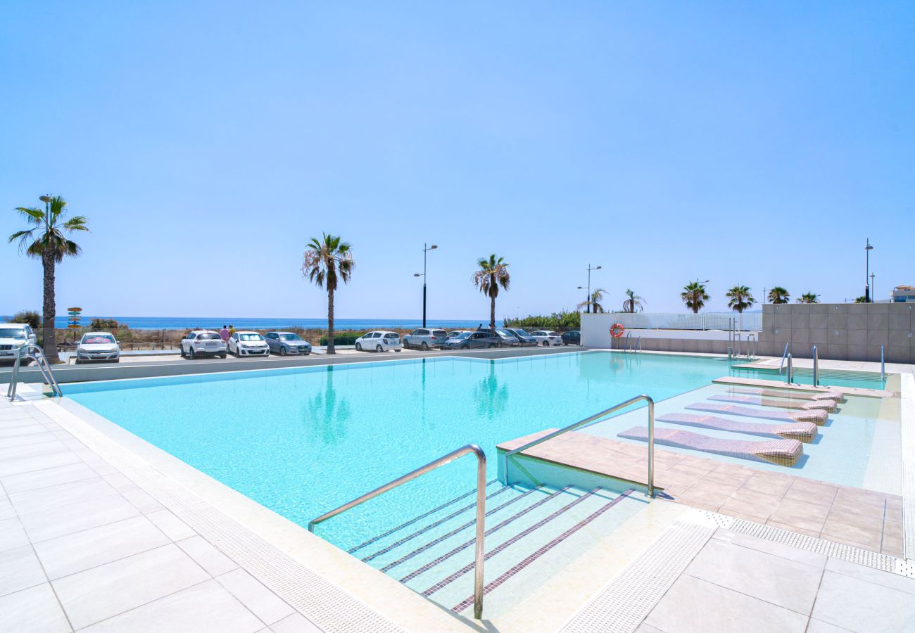 En annan vinkel på infinity-poolen med havsutsikt i Duna Beach Torrox.